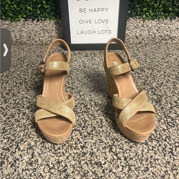 Ladies Gold Metallic UGG WEDGES SANDALS - Picture 1 of 8